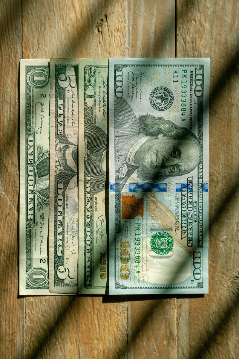 Comparing total net worth and liquid net worth